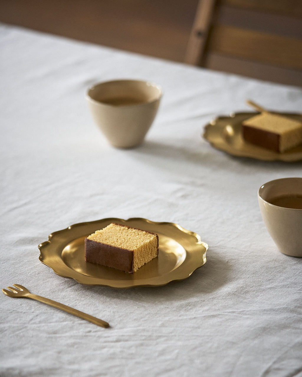 Brass Ruffle Edge Tray (M)
